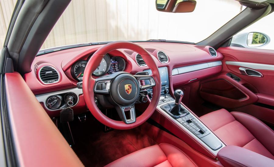 Интерьер Porsche 718 Boxster S 2016 года  (NA) (фото 10 из 31)